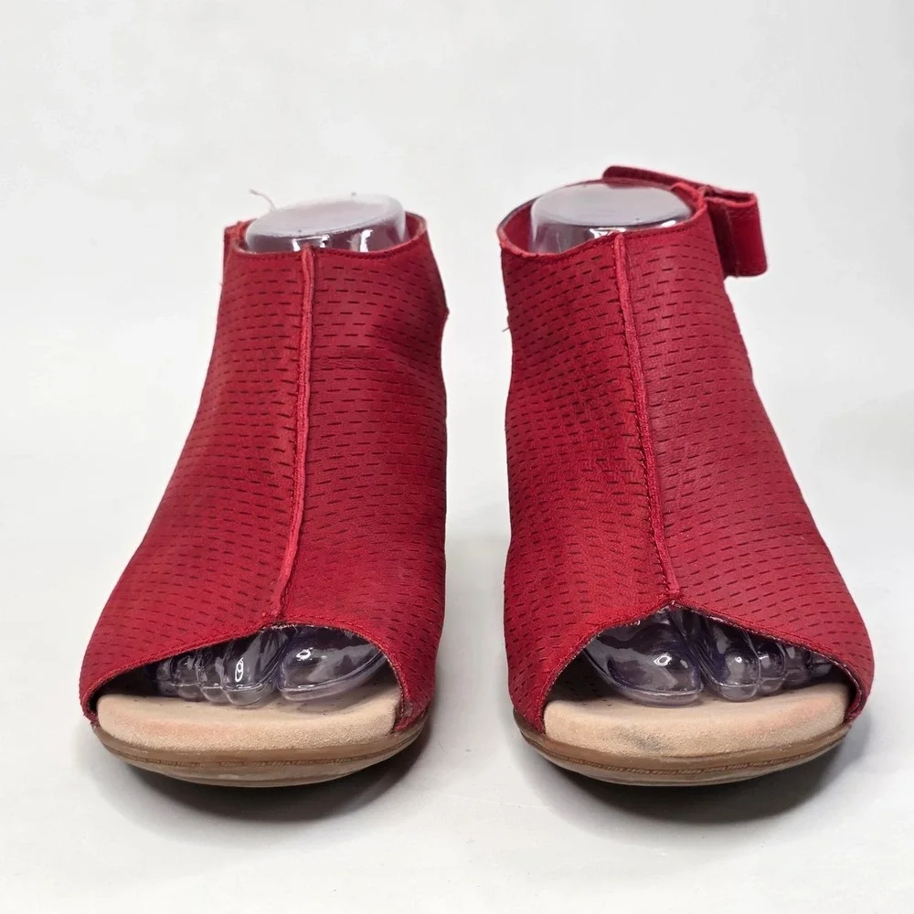 Clarks Valerie James Sandals Womens 8.5 W Red Perforated Leather Slingback Heels